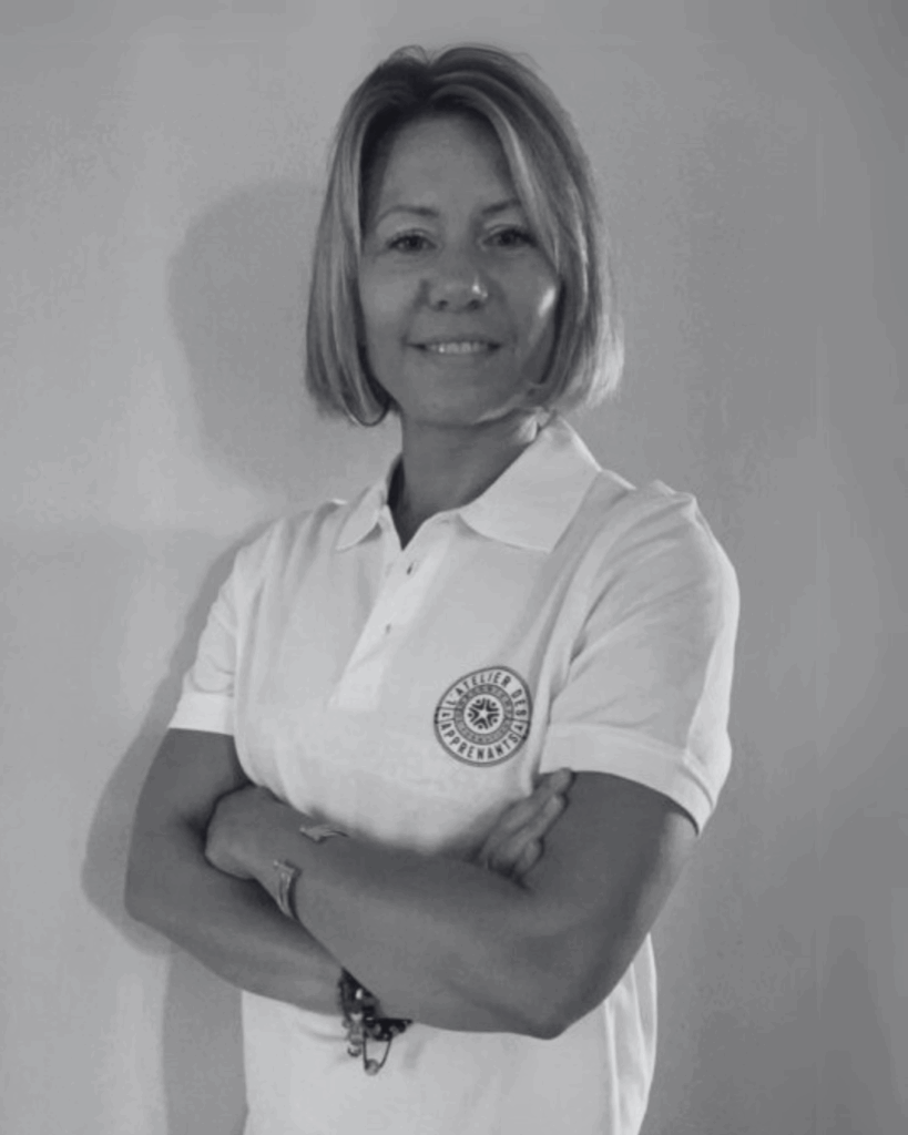 Portrait d’Aurélie Torchy-Dumaisnil en noir et blanc, formatrice indépendante de l’Atelier des Apprenants