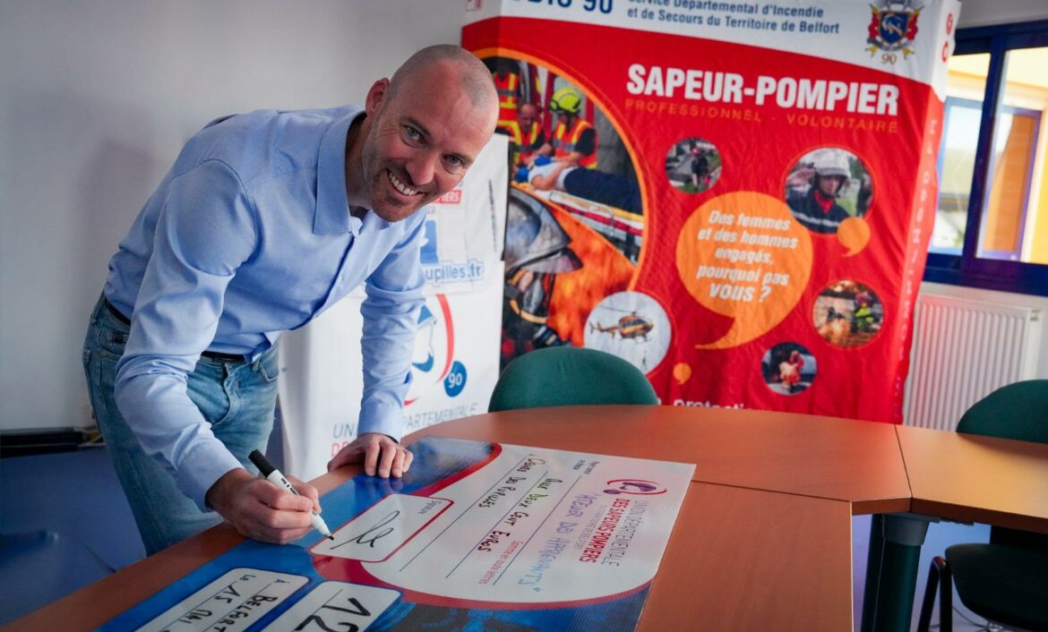 Laurent Scarabin signe le chèque de 1 200 euros destiné à l'Œuvre des Pupilles des Sapeurs-Pompiers, au SDIS 90 à Belfort, le 15 mai 2026